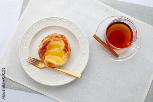 アップルパイ デニッシュと紅茶