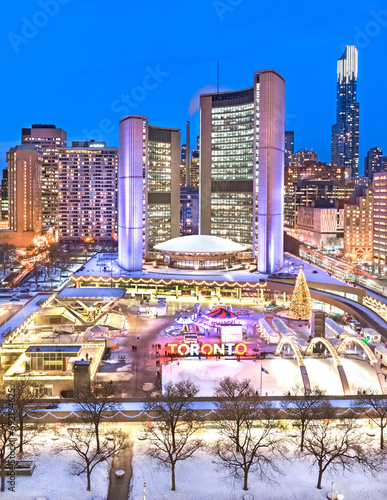 Schilderij op canvas Night time view of Toronto City Hall and staking rink at Nathan Philips Square i