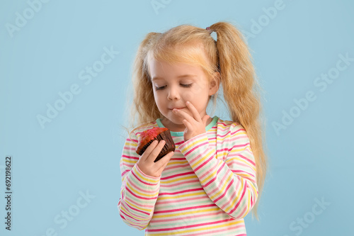 Cute little girl with muffi...