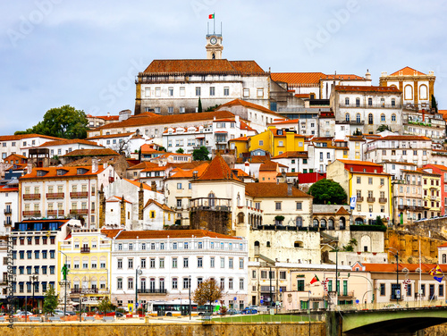 Universidade de Coimbra no casario da parte histórica da cidade de Coimbra, Portugal