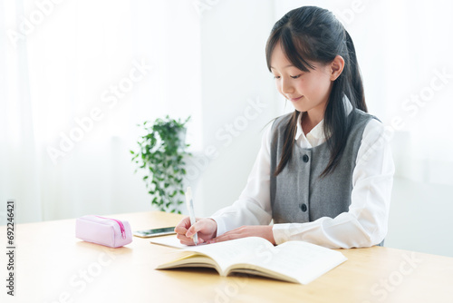 自宅で勉強をする女の子 © taka