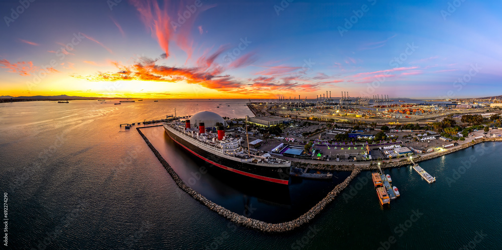Fototapeta premium Queen Mary at Sunrise - November 2023