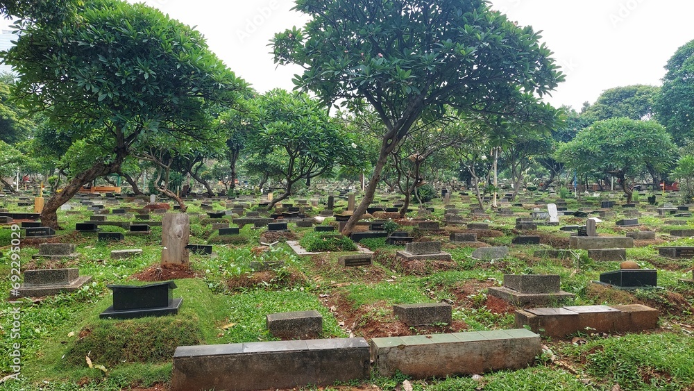 Situation of a public cemetery that looks green and shady located in the city center