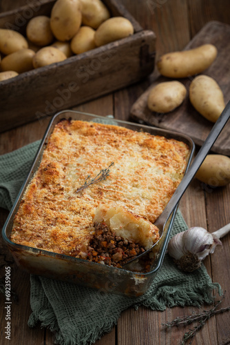 hachis parmentier fait maison pomme de terre en purée, vaincre hachée carottes et herbes de Provence shepherd's pie photo