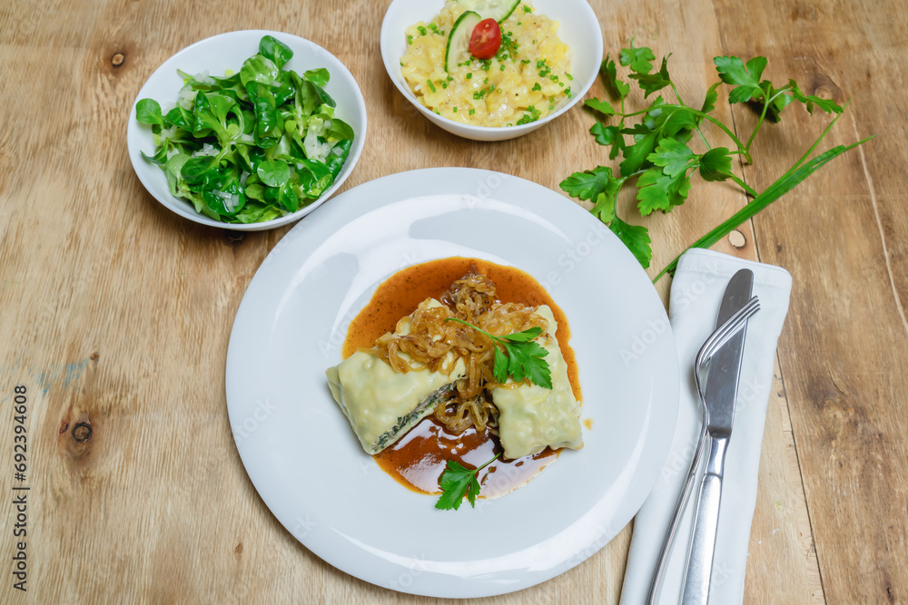 maultaschen mit kartoffelsalat schön angerichtet maultaschen mit kartoffelsalat schön angerichtet