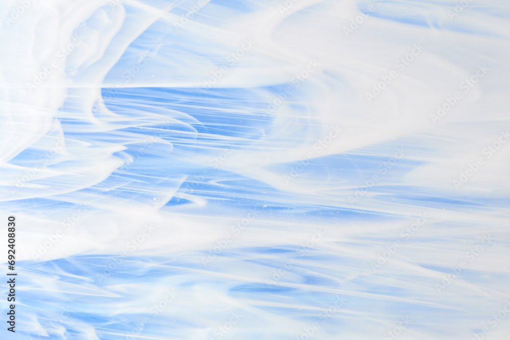 Fototapeta premium 抽象的な流れるイメージの青と白の背景素材