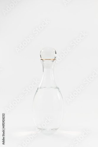 immagine primo piano di bottiglia, caraffa in vetro con tappo in cristallo su sfondo bianco photo