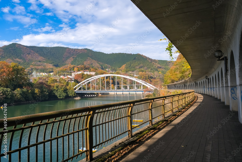 Obraz premium 神奈川県相模原市 秋の相模湖、嵐山洞門の遊歩道