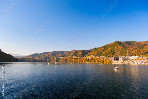 神奈川県相模原市 紅葉に染まる相模湖