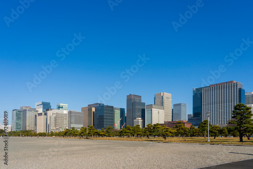 【都市風景】皇居前広場から望む丸の内・大手町のビル群 © k_river