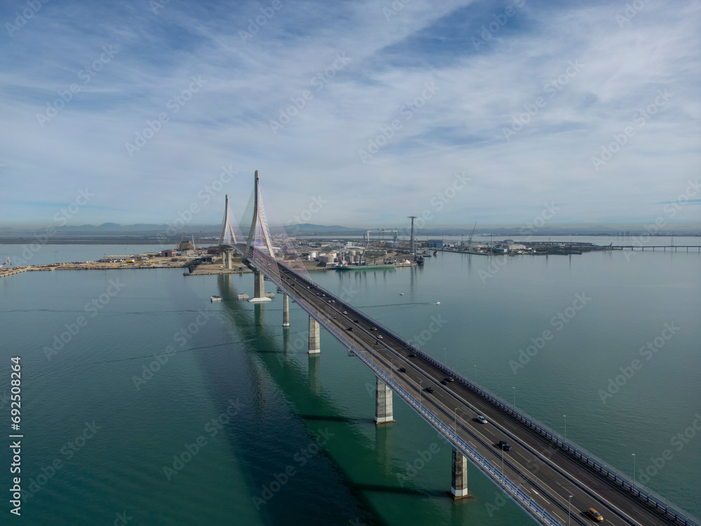 vistas del puente de la constitución en la bahía de Cádiz, España