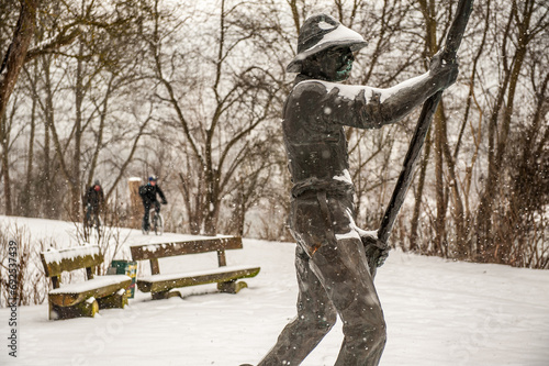 Schneebedeckte Bronzestatue Der Flößer im Schneefall mit Sitzbänken photo