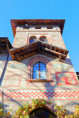 edificio medievale di grazzano visconti in italia photo