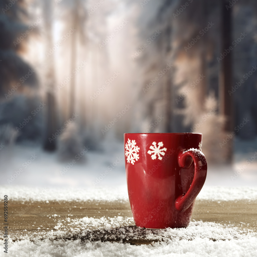 Φωτογραφία Winter mug of hot drink on wooden desk cover of snow and frost.