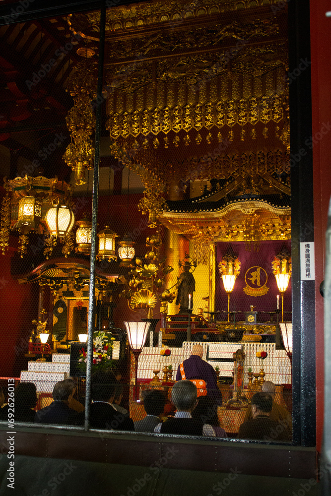 Monje impartiendo ceremonia en templo Asakusa de Tokio, Japón