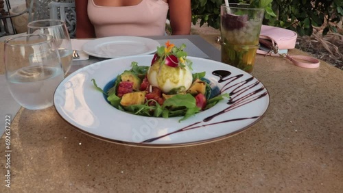 Plato de entrada en restaurante de lujo 