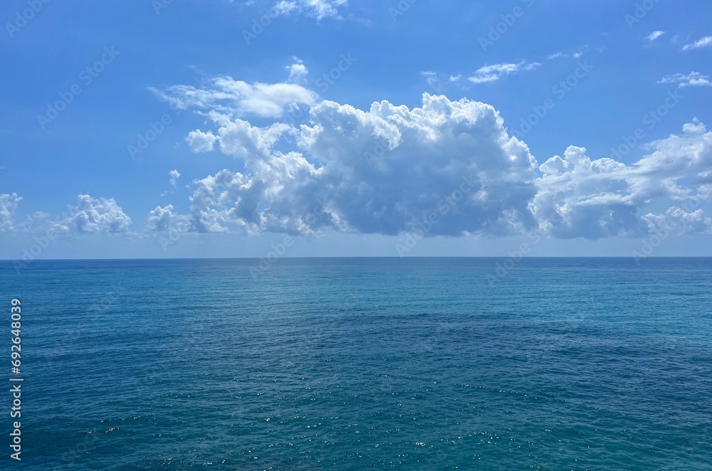 Obraz premium Blue sea sky and clouds