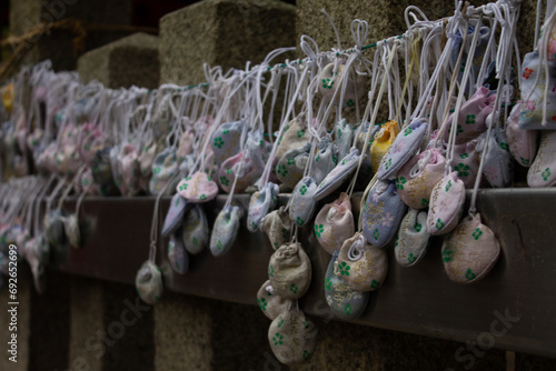 фотографія Amuletos japoneses colgados de un torii japonés en Sumiyoshi Taisha, Osaka, Japó