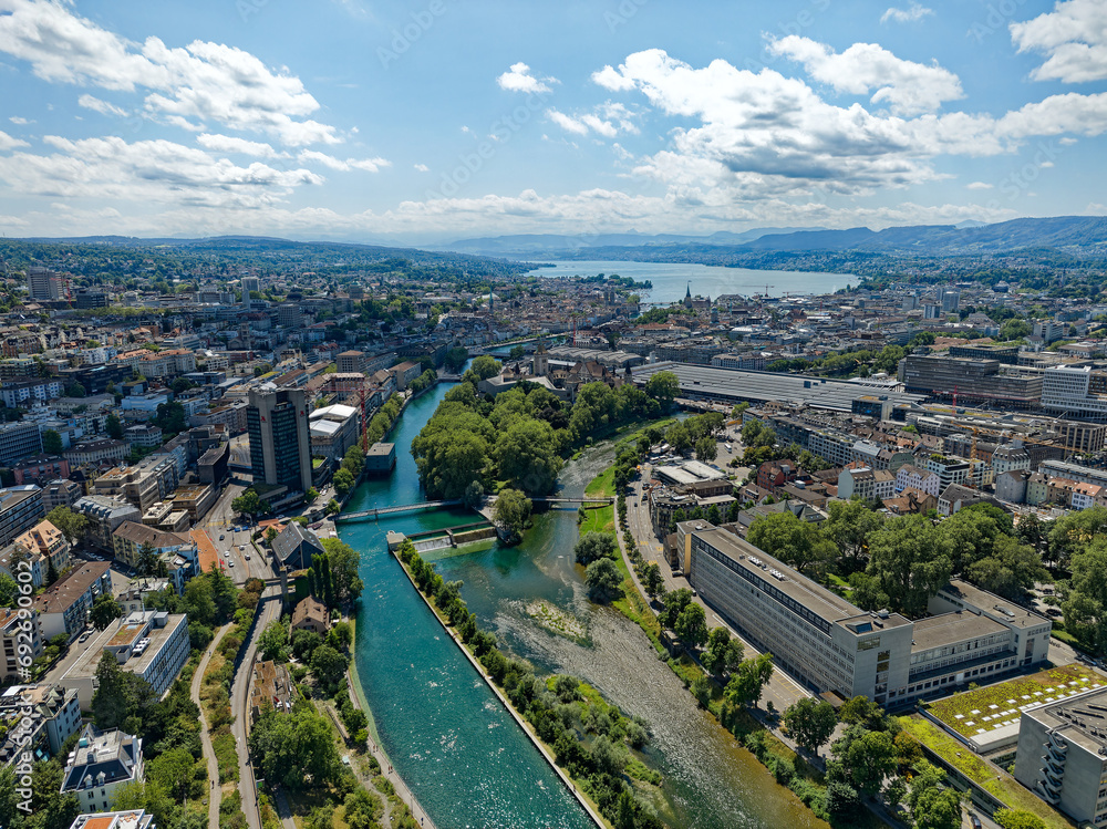 Φωτογραφία Aerial view of Swiss City of Zürich with Limmat River on a blue cloudy summer day