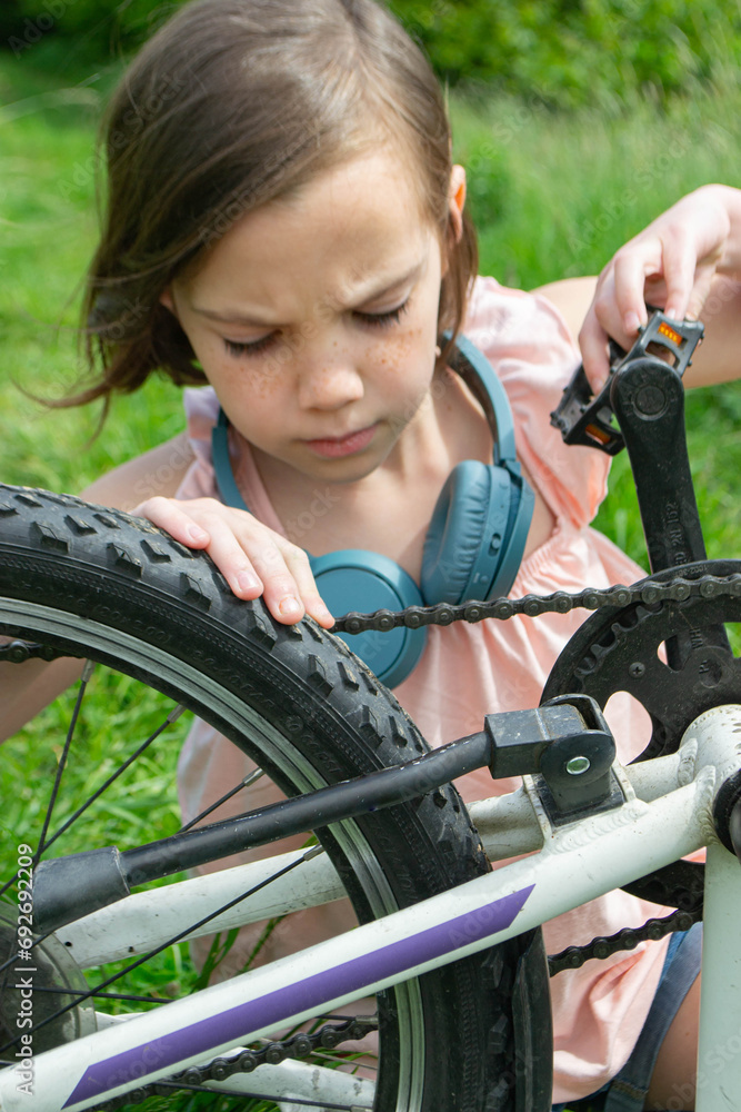 Obraz premium Young girl cyclist enjoy the beautiful sunrise on summer forest trail