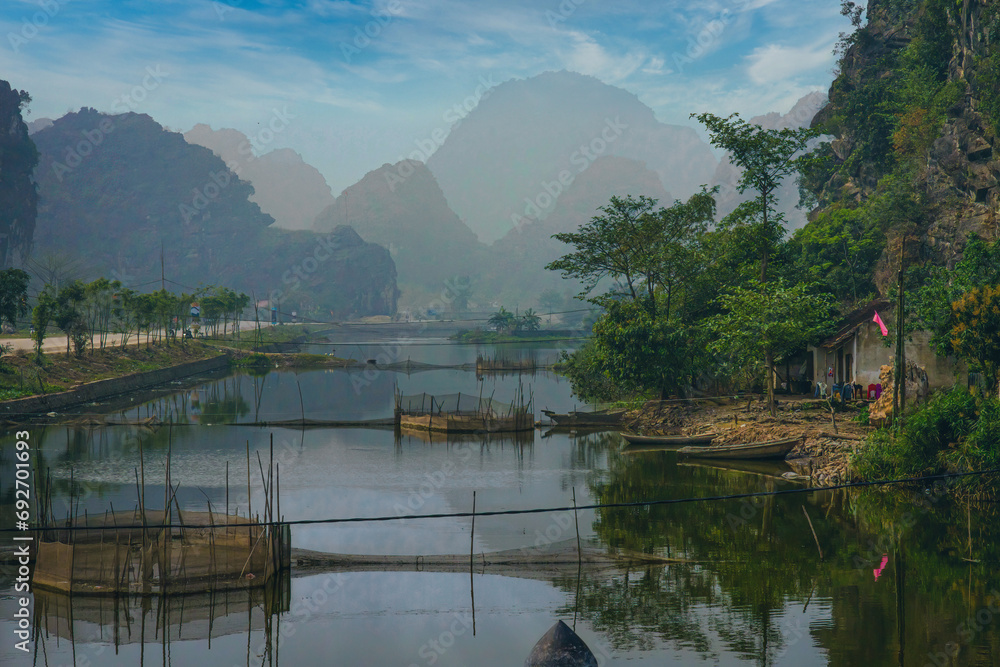 Fototapeta premium la rivière d'Halong au Vietnam avec les reflets