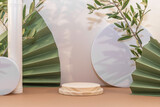 Arrière plan vert et blanc avec présentoir pour des produits avec un rendu 3 D. Plate-forme vide avec podium pour cosmétique, bijoux, maquette ou autres objets.	