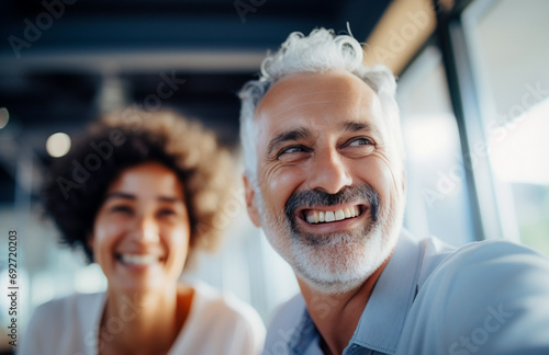 Funcionários felizes se reúnem para mostrar a beleza da diversidade, diferentes origens e culturas no local de trabalho.
 photo