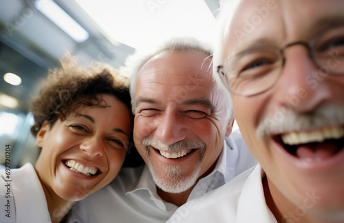 Funcionários felizes se reúnem para mostrar a beleza da diversidade, diferentes origens e culturas no local de trabalho.
 photo