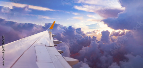 Vuelo y viaje a destino.
Concepto de viaje en avión. Volando sobre la ciudad. Paisaje al atardecer. Amanecer y nubes.