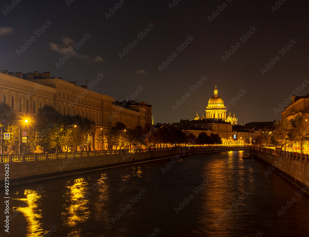 Obraz premium Beautiful night view of the Moika River and St. Isaac's Cathedral from the Kiss Bridge, St. Petersburg, Russia.
