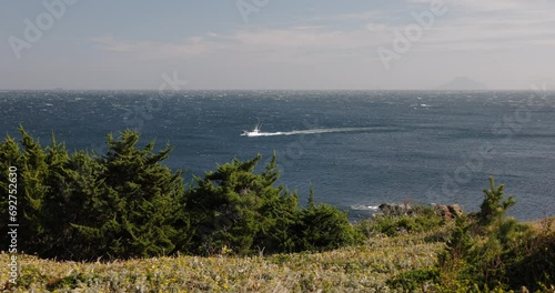 釣り船が航行する海の風景。 photo