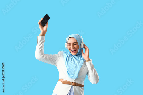 Young Muslim woman in headp...