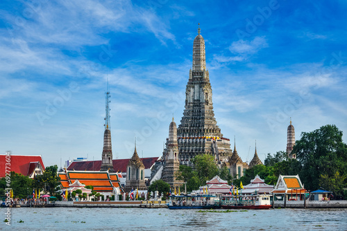 Buddhist temple (wat) Wat Arun on Chao Phraya River. Bangkok, Thailand © Dmitry Rukhlenko