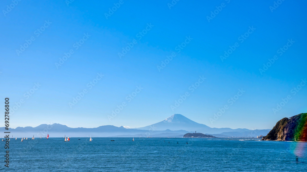 湘南江の島と秋の富士山を望む
