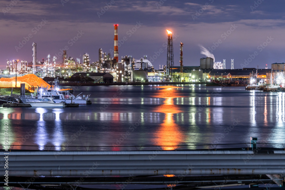 川崎市千鳥町の工場夜景　
Night view of a factory in Chidori-cho, Kawasaki City