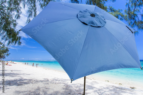 Parasol bleu sur plage de l’Hermitage, Saint Gilles, île de la réunion  © Unclesam