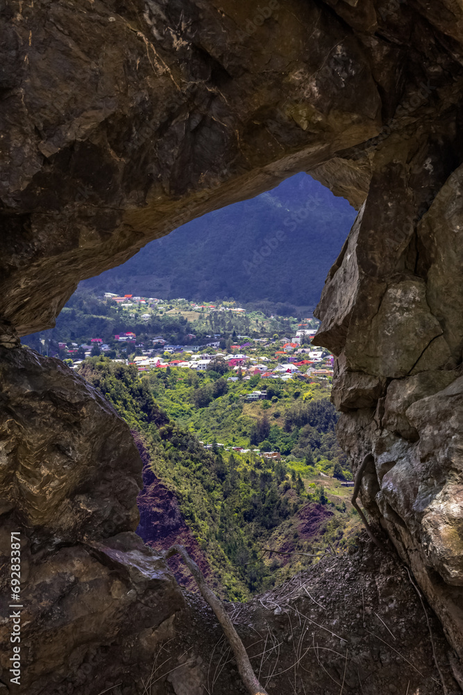 Cilaos vu à travers un trou dans la falaise, route d’Ilet à Cordes