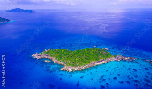 Aerial view of the Similan Islands, Andaman Sea, natural blue waters, tropical sea of Thailand. The islands are shaped like a heart, the beautiful scenery of the island is impressive. © Photo Sesaon