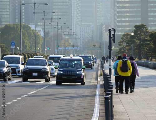 冬の東京都の都心の道路と車と歩く観光客の姿 photo