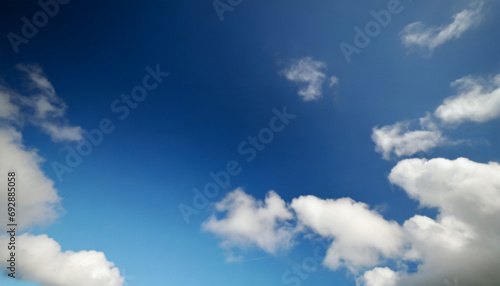 arrière plan ciel bleu avec nuages blancs