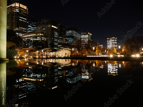 東京都の都心の東京駅周辺の高層ビルの夜景の景色 © zheng qiang