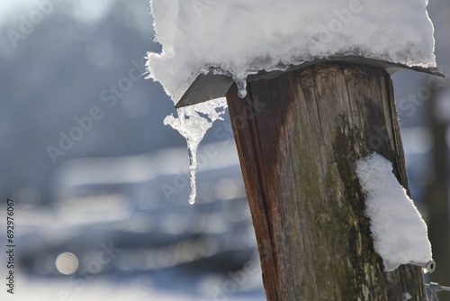 Eis und Schnee auf Holzzaun