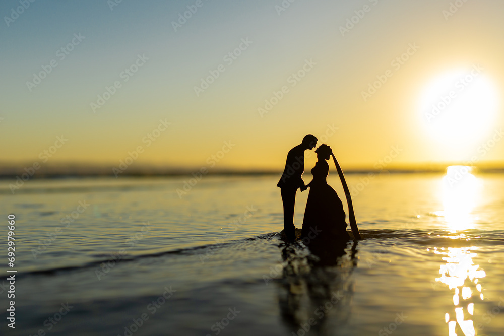 夕日の海と新郎新婦