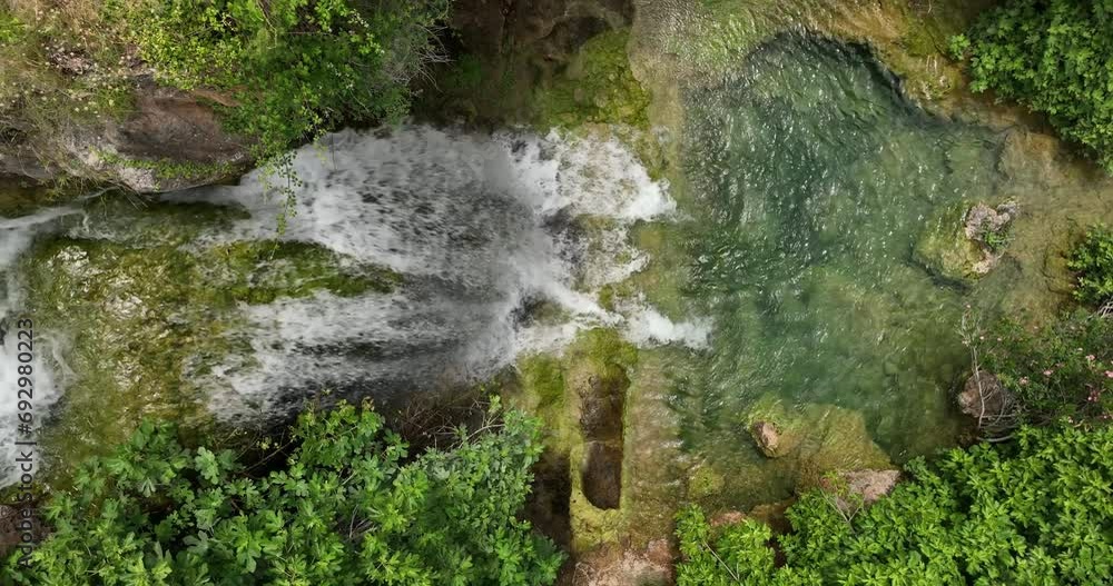 Cascada de cuento a vista de drone Cascada de cuento a vista de drone