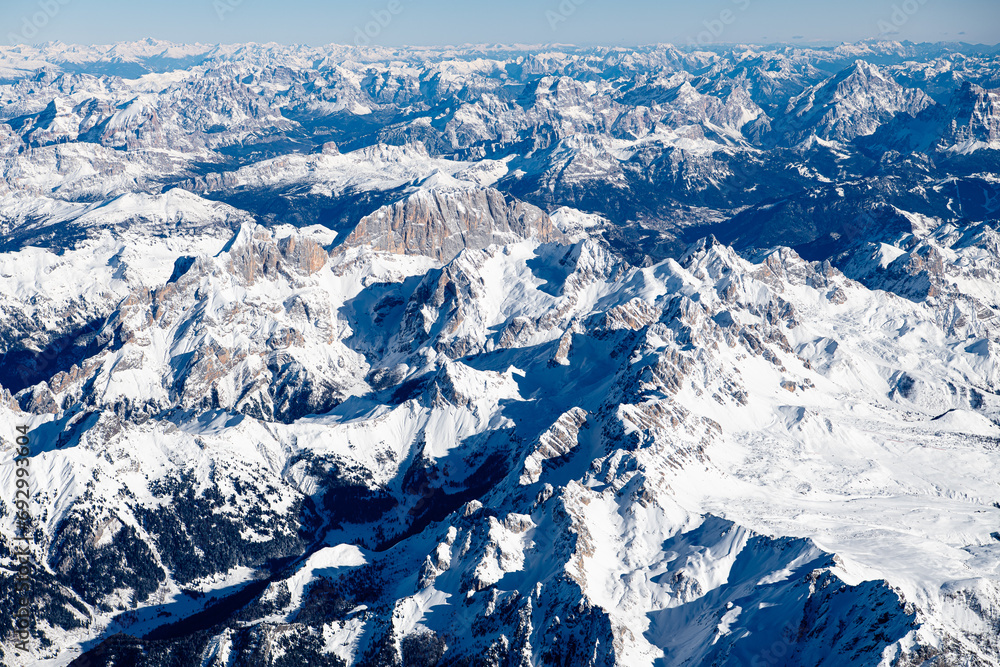 Fototapeta premium Dolomitenpanorama aus 4000 Meter Höhe - Impression einer winterlichen Ballonfahrt über die Alpen