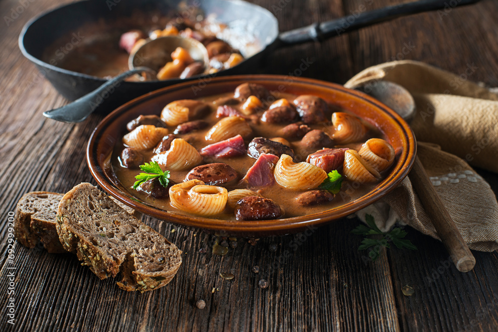 Obraz na plátně Stew pasta beans