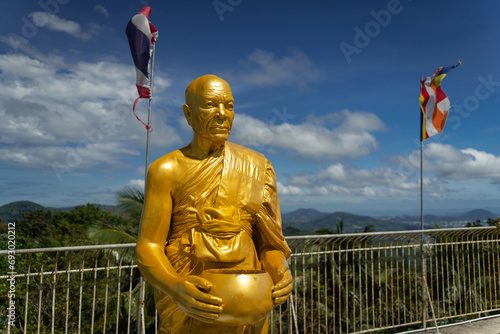 Grand Bouddha blanc de Phuket, statue de moine en or