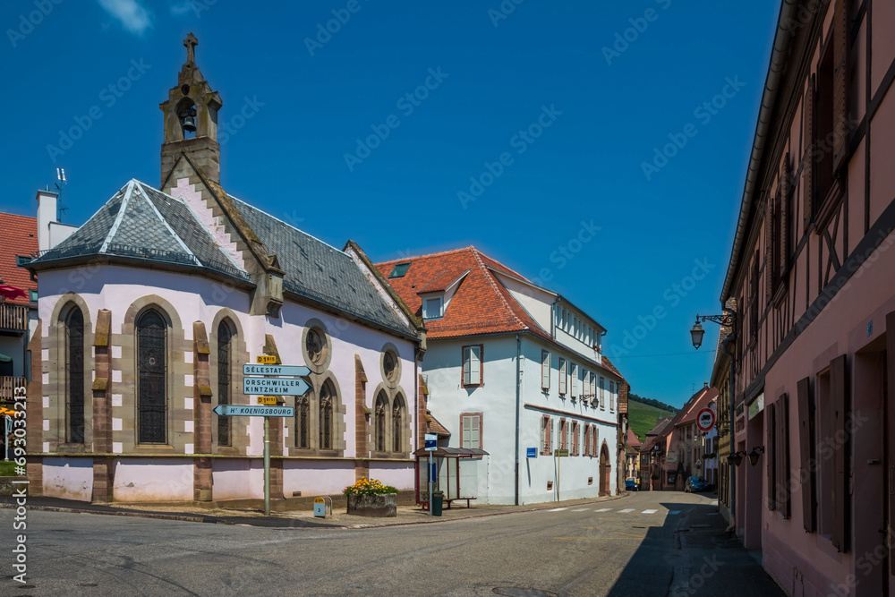 Dorfstrasse in einem Ort im Elsass an der Elsässer Weinstrasse Dorfstrasse in einem Ort im Elsass an der Elsässer Weinstrasse