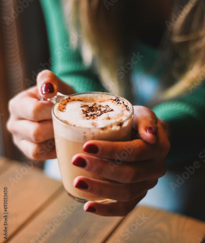 Una taza de cafe con leche estilo italiano ideal para la epoca navideña photo