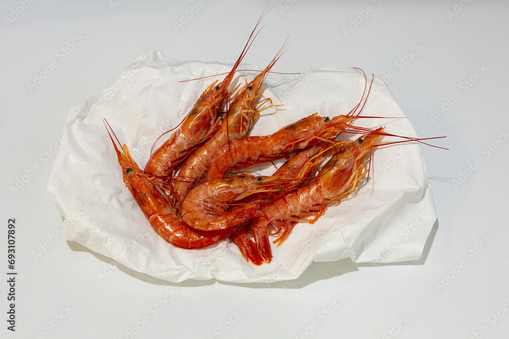 gamberoni, gamberi, crostacei, pescheria, freschi, pescato, mare, profumo, odore, mediterraneo, adriatico, carta, accartocciati, rossi, vivi, tavolo, bianco, foglio, arrotolati, belli, rosso, prospett gamberoni, gamberi, crostacei, pescheria, freschi, pescato, mare, profumo, odore, mediterraneo, adriatico, carta, accartocciati, rossi, vivi, tavolo, bianco, foglio, arrotolati, belli, rosso, prospett